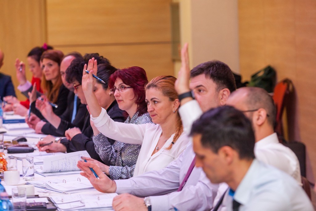 Sesiune GM Masterclass — participanți cu mâinile ridicate